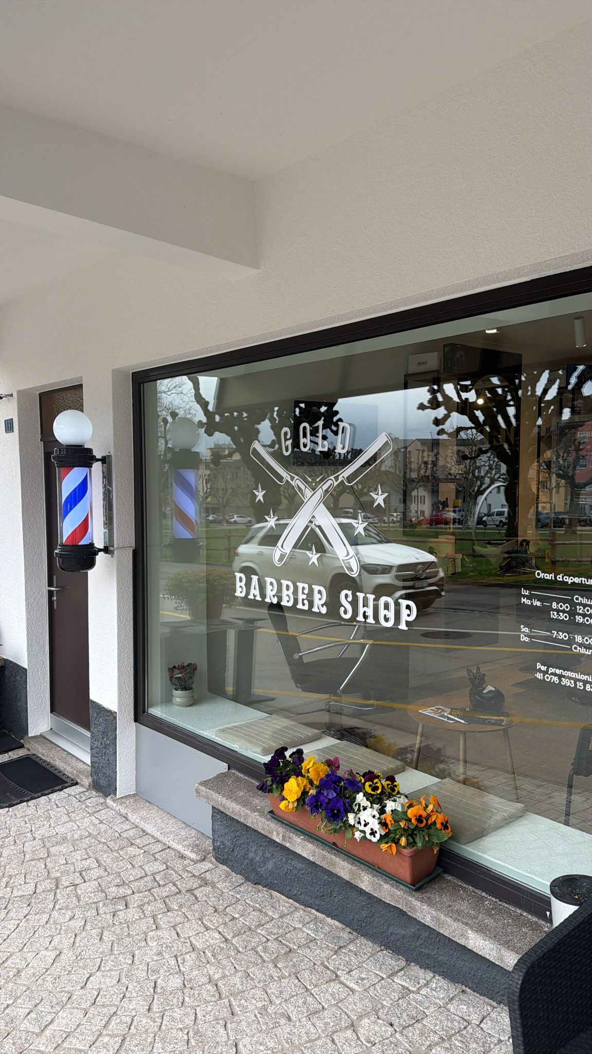 Esterno del salone Gold Barber Shop